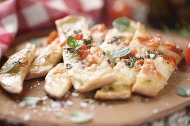 Ev düz ekmek domates ve taze kekik ile yapılan