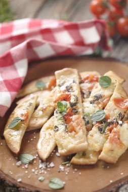 Ev düz ekmek domates ve taze kekik ile yapılan