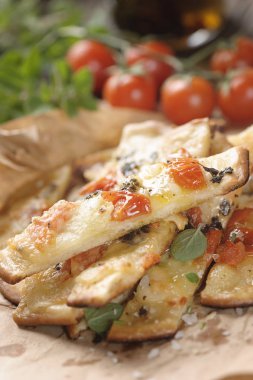 Ev düz ekmek domates ve taze kekik ile yapılan