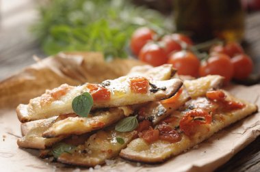 Ev düz ekmek domates ve taze kekik ile yapılan