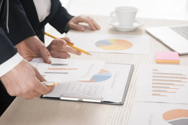 Gente de negocios trabajando en reuniones con gráficos — Foto de Stock