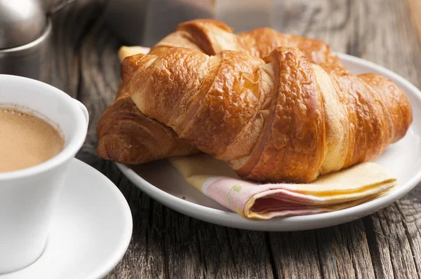 Petit déjeuner avec croissants frais sur table en bois, gros plan — Photo