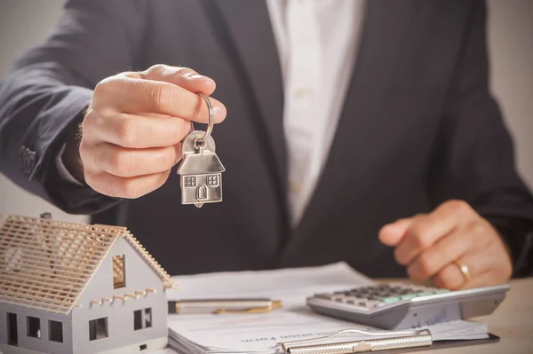 Agente immobiliare consegna chiavi di casa — Foto Stock
