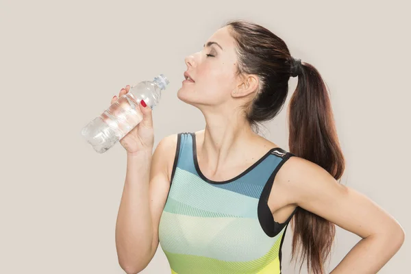 Femme sportive avec une bouteille d'eau — Photo