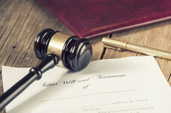 Last will and testament form with gavel — Stock Photo, Image