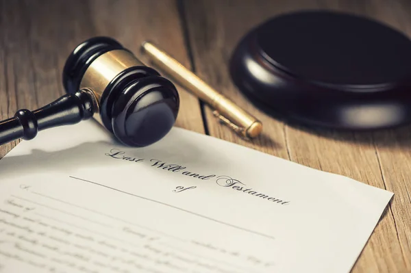 Last will and testament form with gavel — Stock Photo, Image