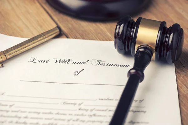 Last will and testament form with gavel — Stock Photo, Image