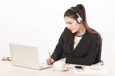 bir aramayı cevaplama kulaklık ile genç Sekreter
