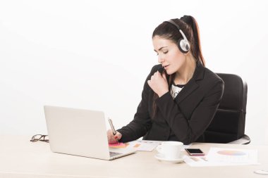 bir aramayı cevaplama kulaklık ile genç Sekreter