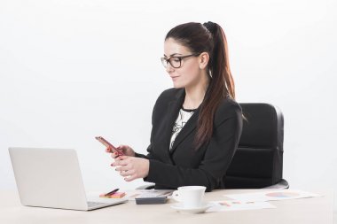 İş kadını cep telefonu kullanıyor.