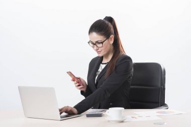 İş kadını cep telefonu kullanıyor.