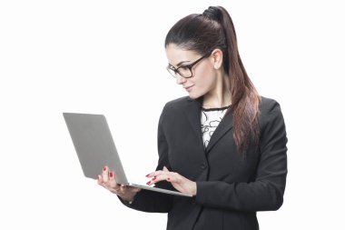 Genç başarılı iş kadını onu laptop tutar 