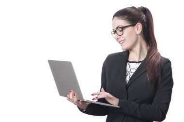 Genç başarılı iş kadını onu laptop tutar 