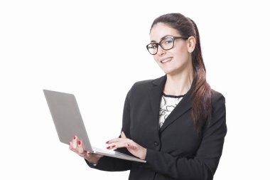 Genç başarılı iş kadını onu laptop tutar 