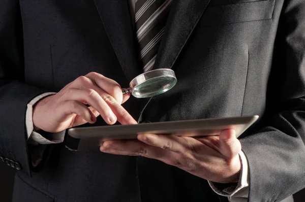  Büyüteç ve dijital tablet kavramı holding iş adamı