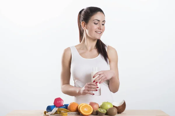 Joyeux et souriant belle jeune femme profitant d'un lait en verre — Photo