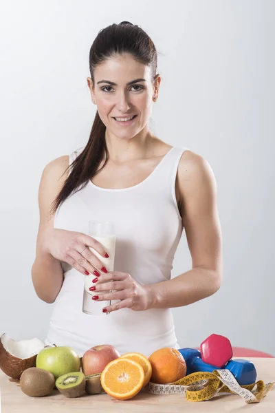 Boldog és mosolyog a gyönyörű fiatal nő élvezi egy pohár tej — Stock Fotó