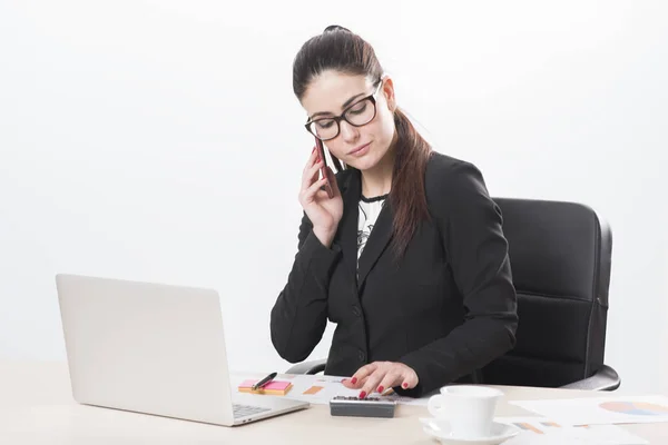 Empresaria usando un teléfono celular — Foto de Stock