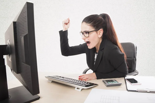 Angry furious businesswoman working on computer — Stock Photo, Image