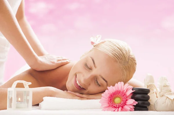 Mujer haciendo masajes en un salón de belleza — Foto de Stock