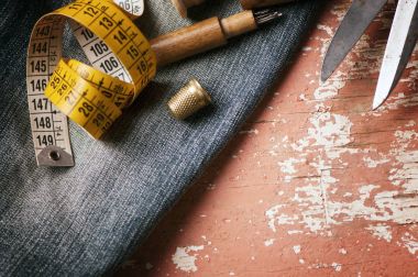 ahşap arka plan iş parçacığında makaralar, Natürmort