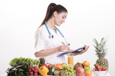 Stetoskop ile üniformalı kadın diyetisyen