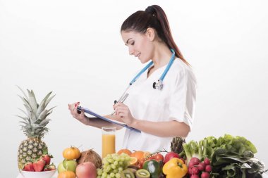 Stetoskop ile üniformalı kadın diyetisyen