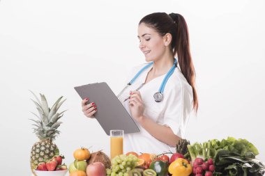 Stetoskop ile üniformalı kadın diyetisyen