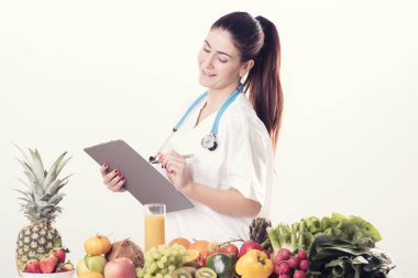 Stetoskop ile üniformalı kadın diyetisyen