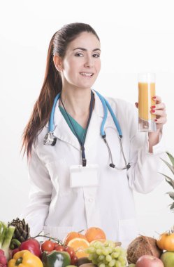 Stetoskop ile üniformalı kadın diyetisyen