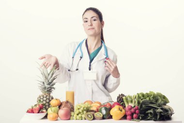 Stetoskop ile üniformalı kadın diyetisyen