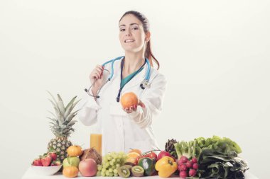 Stetoskop ile üniformalı kadın diyetisyen