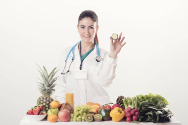 Stetoskop ile üniformalı kadın diyetisyen