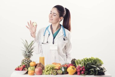 Stetoskop ile üniformalı kadın diyetisyen