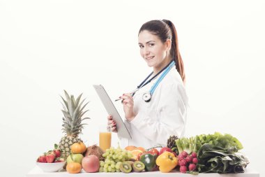 Stetoskop ile üniformalı kadın diyetisyen