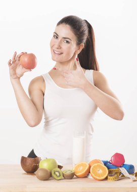 Beyaz arka plan üzerinde apple ile genç esmer kadın