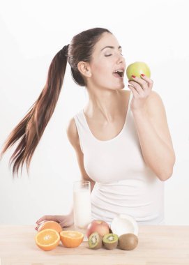 Beyaz arka plan üzerinde apple ile genç esmer kadın