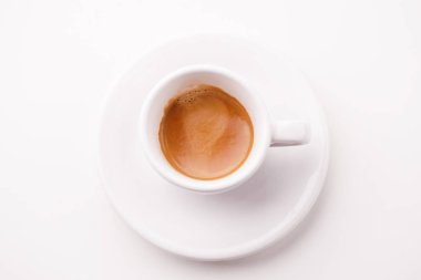 üst görüntülemek beyaz arka plan üzerinde izole bir fincan espresso kahve