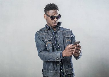 Afro Amerikan genç adam telefonda konuşurken