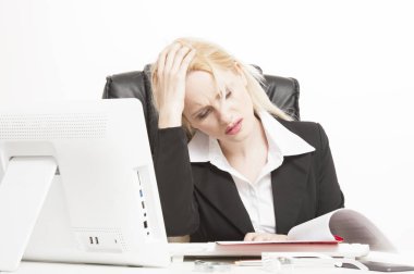 Onun ofisinde oturan kadın 