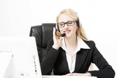 Destek telefonu operatörü ofisinde kulaklık