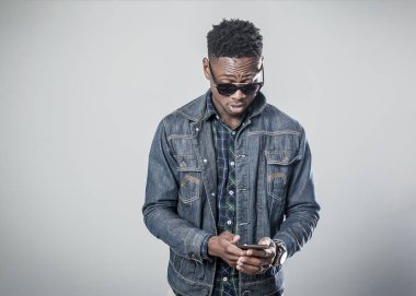 Afro Amerikan genç adam telefonda konuşurken