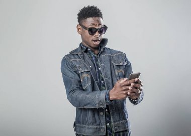 Afro Amerikan genç adam telefonda konuşurken