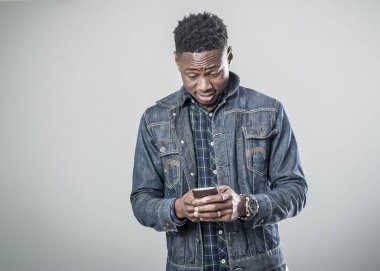 Afro Amerikan genç adam telefonda konuşurken