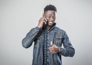 Afro Amerikan genç adam telefonda konuşurken