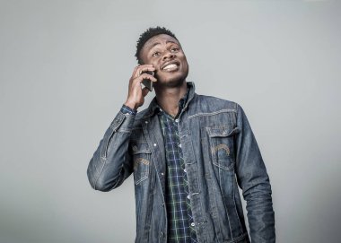 Afro Amerikan genç adam telefonda konuşurken