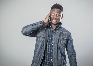 Afro Amerikan genç adam telefonda konuşurken