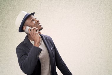 Afro Amerikan genç adam telefonda konuşurken