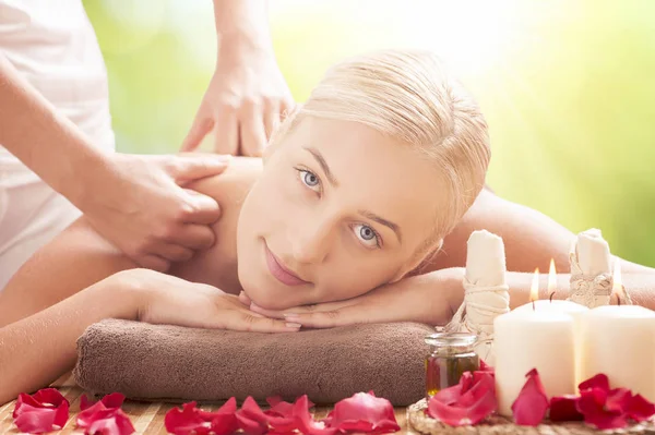 Donna che fa massaggi in un salone di bellezza — Foto Stock