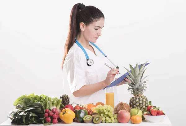 Diététiste féminine en uniforme avec stéthoscope — Photo